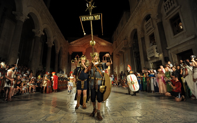 Split, 200812.
Tradicionalni “Dani Dioklecijana” koji se u Splitu uprilicuju zadnjih godina dozivljavaju svoju ekspanziju svake godine pa se tako i na vecerasnjoj manifestaciji zatvaranja natiskao prepun Peristil gdje se car Dioklecijan oprostio od svojih Split, 200812.
Tradicionalni “Dani Dioklecijana” koji se u Splitu uprilicuju zadnjih godina dozivljavaju svoju ekspanziju svake godine pa se tako i na vecerasnjoj manifestaciji zatvaranja natiskao prepun Peristil gdje se car Dioklecijan oprostio od svojih