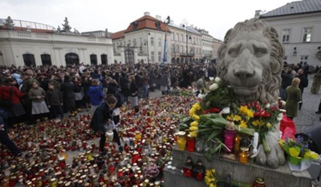 Ljudi pred predsjedničkom palačom u Varšavi