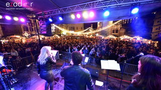 Tisuće Zadrana uživalo na krcatom Narodnom trgu i Tgu Petra Zoranića uz Tomislava Bralića i klapu Intrade Tisuće Zadrana uživalo na krcatom Narodnom trgu i Tgu Petra Zoranića uz Tomislava Bralića i klapu Intrade