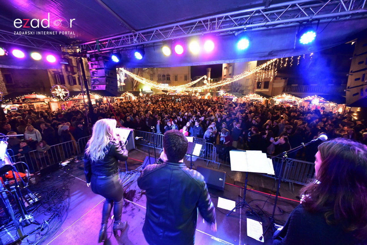 Tisuće Zadrana uživalo na krcatom Narodnom trgu i Tgu Petra Zoranića uz Tomislava Bralića i klapu Intrade Tisuće Zadrana uživalo na krcatom Narodnom trgu i Tgu Petra Zoranića uz Tomislava Bralića i klapu Intrade