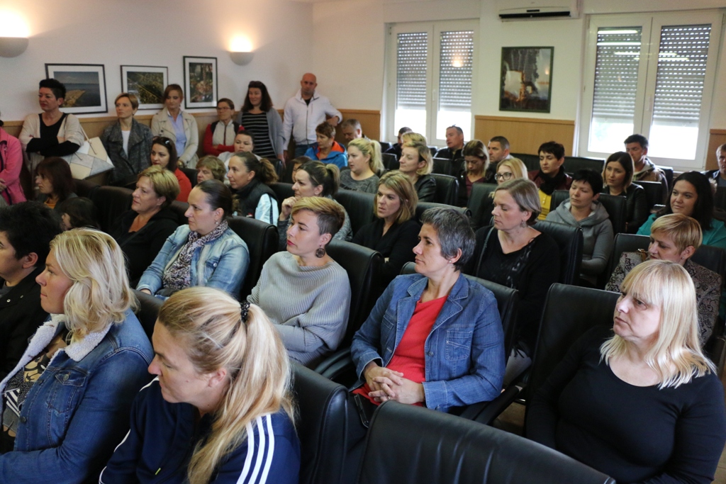 Vir: Dodjela materijalne pomoći roditeljima za nabavku udžbenika i školske opreme Vir: Dodjela materijalne pomoći roditeljima za nabavku udžbenika i školske opreme