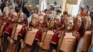 Knin , 130409.
Deveti festival Zudija (cuvara Kristova groba ) ove godine se odrzava u gradu Kninu, gdje  sudjeluju 24 skupine 
Na slici mimohod zudija po kninskim ulicama. Zudije iz Sumartina na otoku Bracu.
Foto: Niksa Stipanicev / CROPIX