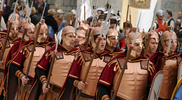 Knin , 130409.
Deveti festival Zudija (cuvara Kristova groba ) ove godine se odrzava u gradu Kninu, gdje  sudjeluju 24 skupine 
Na slici mimohod zudija po kninskim ulicama. Zudije iz Sumartina na otoku Bracu.
Foto: Niksa Stipanicev / CROPIX