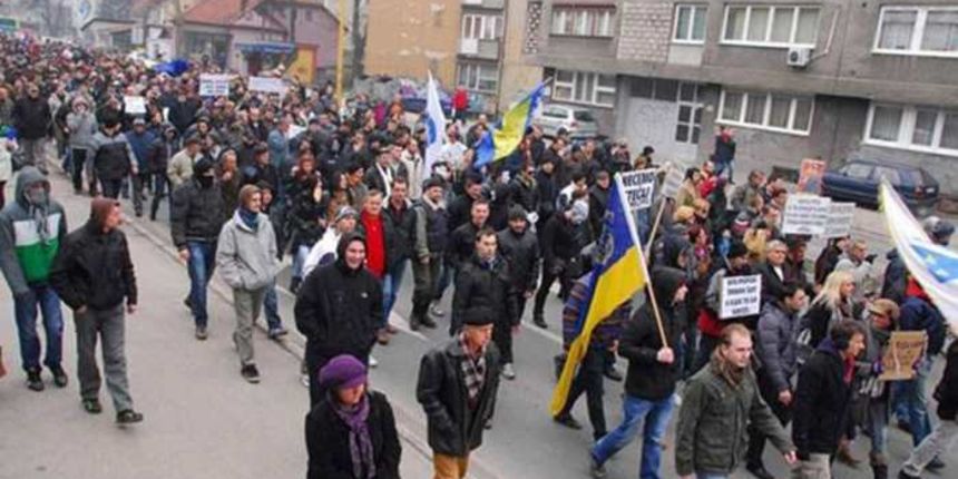 Tuzla, neredi, foto: www.zvornikdanas.com Tuzla, neredi, foto: www.zvornikdanas.com