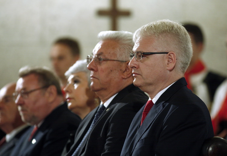 Zagreb, 250611.
Crkva svetog Marka na Gornjem gradu.
Svecana misa povodom Dana drzavnosti na kojoj je prisustvovao hrvatski politicki vrh.
Predsjednik Ivo Josipovic, predsjednik Sabora Luka Bebic, premijerka Jadranka Kosor i Vladimir Seks.
Foto: Damjan Ta