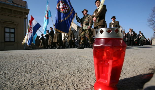 Vukovar, 181109.
Vukovar je 18. studenog, bas kao i tuzne jeseni 1991. kada je nakon 87 dana teskih borbi slomljena herojska obrana, simbolicno postao srediste Hrvatske, jer je u njega doci vise od 15.000 ljudi pokloniti se zrtvama krvavog rata. Hrvatski