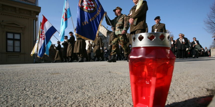 Vukovar, 181109.
Vukovar je 18. studenog, bas kao i tuzne jeseni 1991. kada je nakon 87 dana teskih borbi slomljena herojska obrana, simbolicno postao srediste Hrvatske, jer je u njega doci vise od 15.000 ljudi pokloniti se zrtvama krvavog rata. Hrvatski Vukovar, 181109.
Vukovar je 18. studenog, bas kao i tuzne jeseni 1991. kada je nakon 87 dana teskih borbi slomljena herojska obrana, simbolicno postao srediste Hrvatske, jer je u njega doci vise od 15.000 ljudi pokloniti se zrtvama krvavog rata. Hrvatski