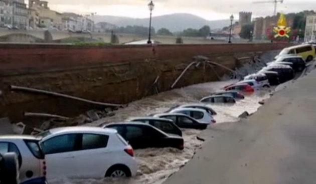 Urušilo se 200 metara ceste u Firenci, automobili završili u jarku