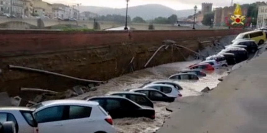 Urušilo se 200 metara ceste u Firenci, automobili završili u jarku Urušilo se 200 metara ceste u Firenci, automobili završili u jarku