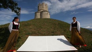 26.06.2013., Nin – Predstavljanje naslovnice, vizualnog identiteta i kreativnog tima najveceg kataloga na svijetu Neodoljiva Hrvatska, pored krunidbene crkve svetog Nikole u Ninu. Photo: Zeljko Mrsic/PIXSELL 26.06.2013., Nin – Predstavljanje naslovnice, vizualnog identiteta i kreativnog tima najveceg kataloga na svijetu Neodoljiva Hrvatska, pored krunidbene crkve svetog Nikole u Ninu. Photo: Zeljko Mrsic/PIXSELL