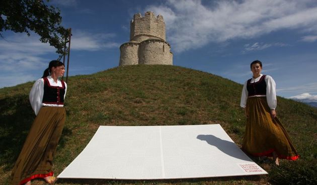 26.06.2013., Nin – Predstavljanje naslovnice, vizualnog identiteta i kreativnog tima najveceg kataloga na svijetu Neodoljiva Hrvatska, pored krunidbene crkve svetog Nikole u Ninu. Photo: Zeljko Mrsic/PIXSELL