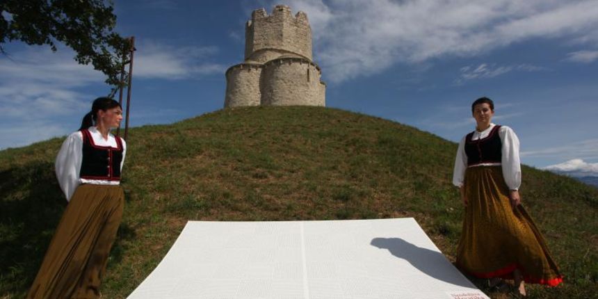 26.06.2013., Nin – Predstavljanje naslovnice, vizualnog identiteta i kreativnog tima najveceg kataloga na svijetu Neodoljiva Hrvatska, pored krunidbene crkve svetog Nikole u Ninu. Photo: Zeljko Mrsic/PIXSELL 26.06.2013., Nin – Predstavljanje naslovnice, vizualnog identiteta i kreativnog tima najveceg kataloga na svijetu Neodoljiva Hrvatska, pored krunidbene crkve svetog Nikole u Ninu. Photo: Zeljko Mrsic/PIXSELL