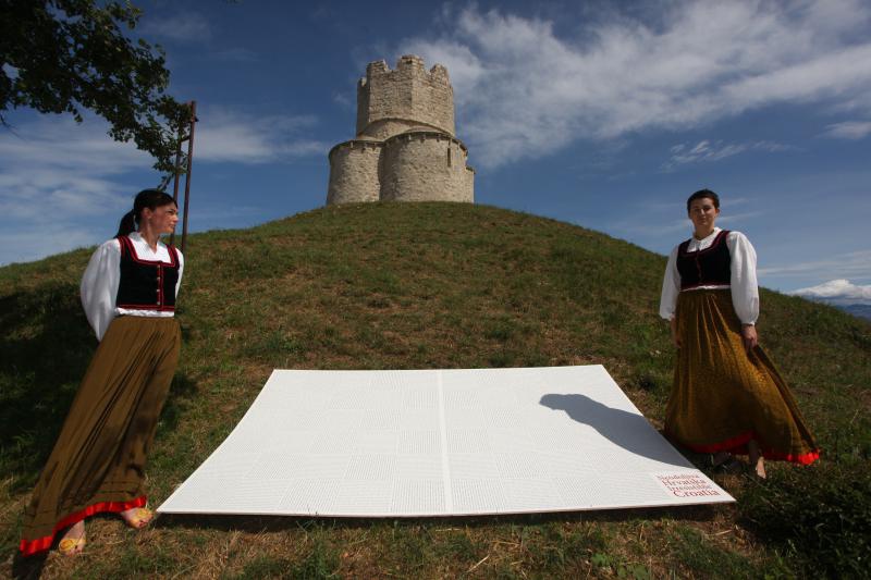 26.06.2013., Nin – Predstavljanje naslovnice, vizualnog identiteta i kreativnog tima najveceg kataloga na svijetu Neodoljiva Hrvatska, pored krunidbene crkve svetog Nikole u Ninu. Photo: Zeljko Mrsic/PIXSELL 26.06.2013., Nin – Predstavljanje naslovnice, vizualnog identiteta i kreativnog tima najveceg kataloga na svijetu Neodoljiva Hrvatska, pored krunidbene crkve svetog Nikole u Ninu. Photo: Zeljko Mrsic/PIXSELL