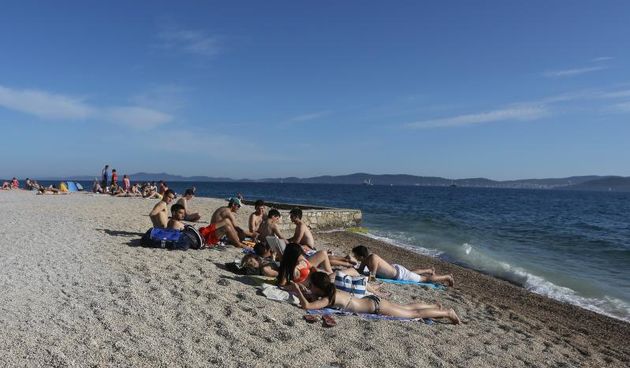 Ljetne temperature su se vratile i na zadarskoj plaži Kolovare je otvorena sezona kupanja.  Photo: Filip Brala/PIXSELL