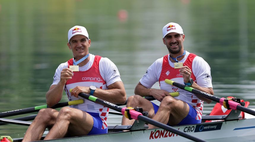 Braca Martin i Valent Sinkovic su osvojili zlatnu medalju u dvojcu na parice na Svjetskom veslackom kupu na Jarunu Braca Martin i Valent Sinkovic su osvojili zlatnu medalju u dvojcu na parice na Svjetskom veslackom kupu na Jarunu