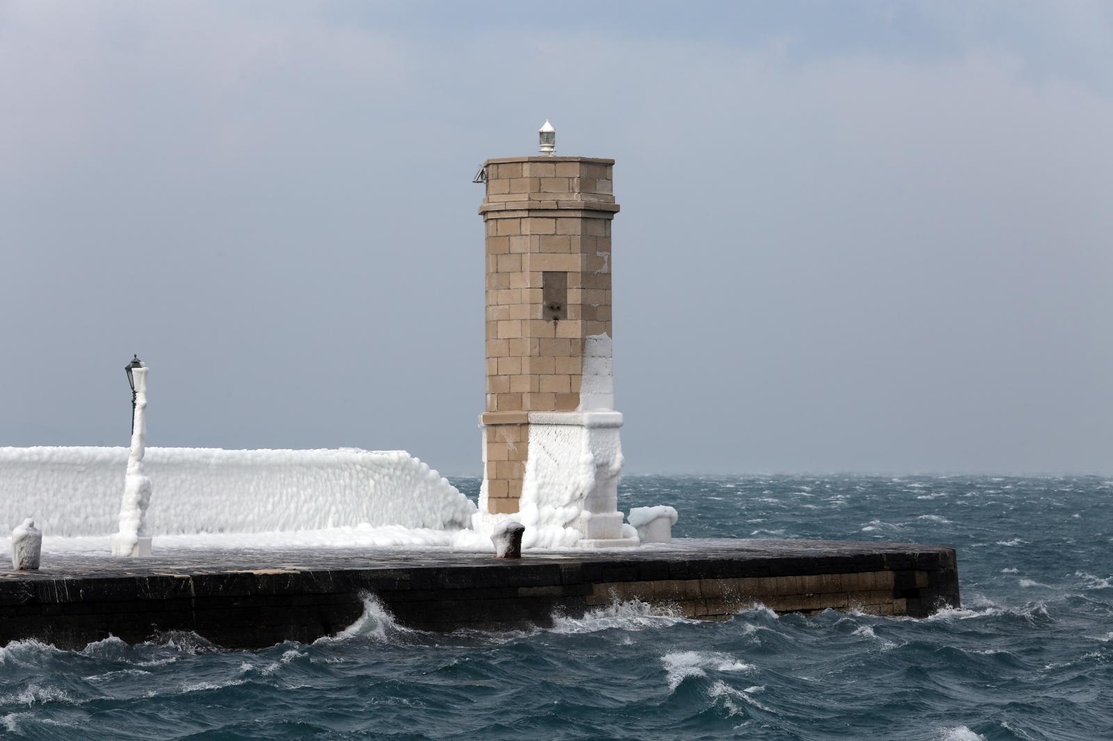 Zaleđeno more i čudesne ledene skulpture na senjskoj rivi