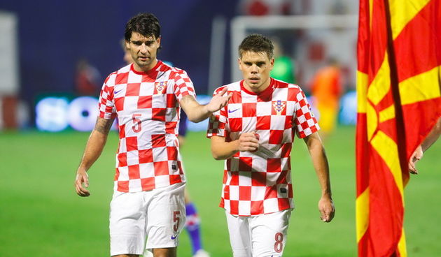 Zagreb, 070912.
Stadion Maksimir.
Kvalifikacijska utakmica za Svjetsko prvenstvo 2014 u Brazilu. 
Prvo kolo, skupina A, nogomet Hrvatska – Makedonija.
Na slici: Vedran Corluka i Ognjen Vukojevic.
Foto: Goran Mehkek / CROPIX
