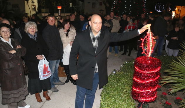 Paljenjem prve adventske svijeće i prigodnim zabavnim programom započela manifestacija Advent na otoku Viru