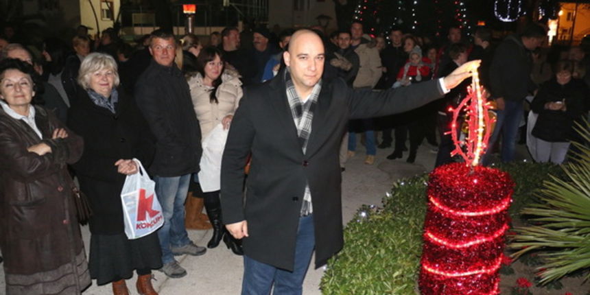 Paljenjem prve adventske svijeće i prigodnim zabavnim programom započela manifestacija Advent na otoku Viru Paljenjem prve adventske svijeće i prigodnim zabavnim programom započela manifestacija Advent na otoku Viru