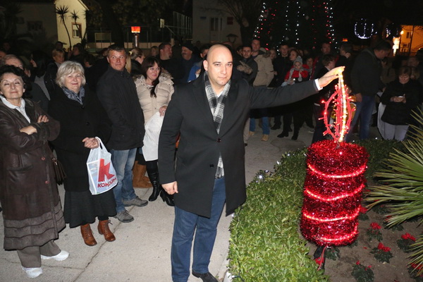 Paljenjem prve adventske svijeće i prigodnim zabavnim programom započela manifestacija Advent na otoku Viru