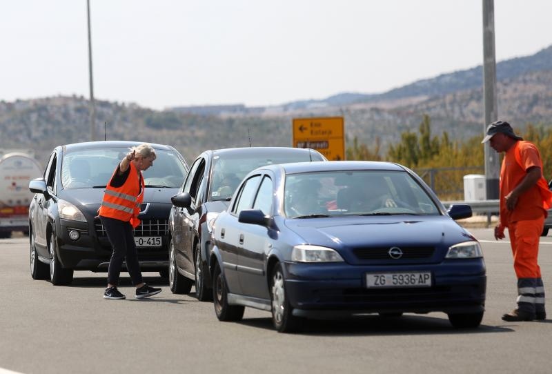Zbog požara zatvorena autocesta A1 kod Pirovca: Neki vozači se okretali i vozili u suprotnom smjeru Zbog požara zatvorena autocesta A1 kod Pirovca: Neki vozači se okretali i vozili u suprotnom smjeru