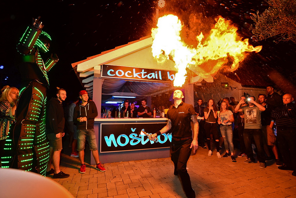 Nostromo & Vagabundo Vir: DJ Djuka i Led robot Nostromo & Vagabundo Vir: DJ Djuka i Led robot