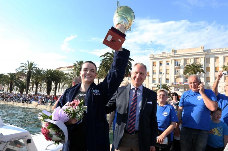 Dina Levačić otplivala humanitarni maraton između Trogira i Splita za Udrugu Anđeli. Foto: Miranda Cikotić/PIXSELL Dina Levačić otplivala humanitarni maraton između Trogira i Splita za Udrugu Anđeli. Foto: Miranda Cikotić/PIXSELL
