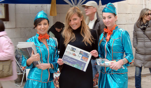 Hostese agencije By Ella dijele tiskano izdanje eZadar.hr, Foto: Ivan Sikiric