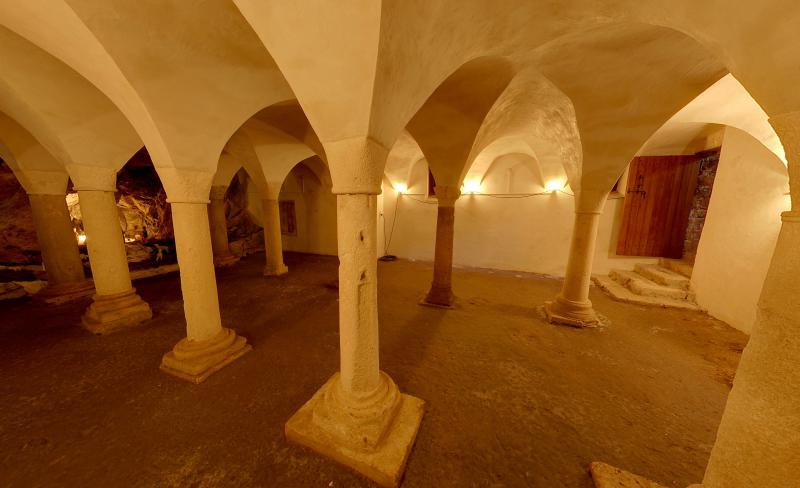 Katedrala sv. Stosije. Danasnja katedrala je trobrodna romanicka gradjevina, ujedno i najveca crkva u Dalmaciji. Unutrasnjost katedrale je monumentalna. Photo: Dino Stanin/PIXSELL