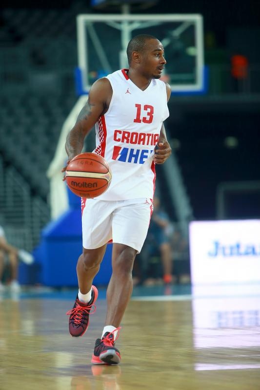Arena Zagreb, Zagreb – Pripremni turnir za EuroBasket 2015., Hrvatska – BiH. Photo: Igor Kralj i Marko Lukunic/PIXSELL Arena Zagreb, Zagreb – Pripremni turnir za EuroBasket 2015., Hrvatska – BiH. Photo: Igor Kralj i Marko Lukunic/PIXSELL