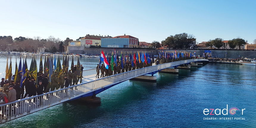 25. obljetnica VRO Maslenica: Mimohod ratnih postojbi na gradskom mostu 25. obljetnica VRO Maslenica: Mimohod ratnih postojbi na gradskom mostu