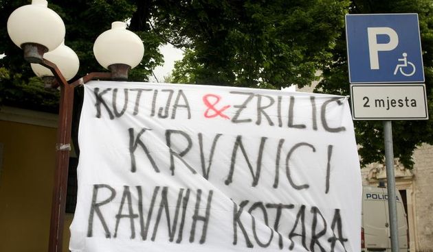 Tridesetak gradjana odazvalo se danas pozivu udruge Ravni Kotari koja je u blizini sjedista Zadarske zupanije prosvjedovala zbog lokacije Centra za zbrinjavanje otpada. Photo: Dino Stanin/PIXSELL