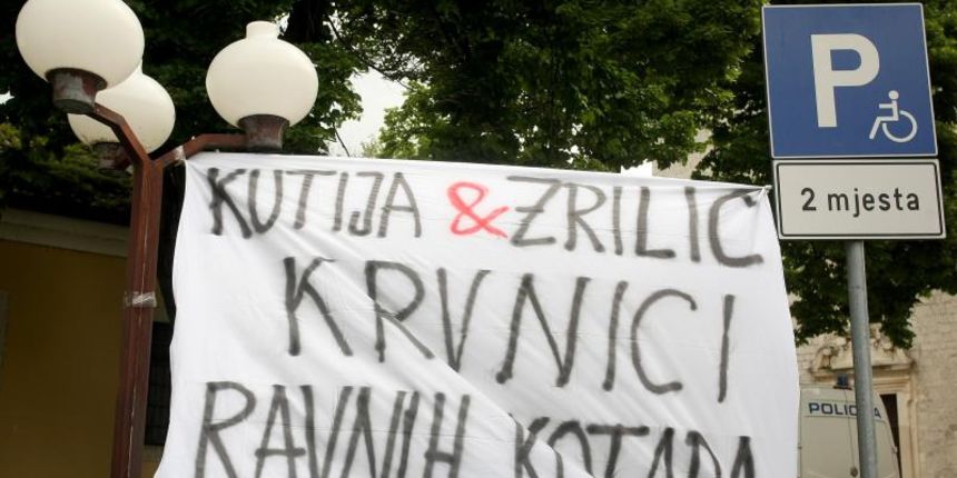 Tridesetak gradjana odazvalo se danas pozivu udruge Ravni Kotari koja je u blizini sjedista Zadarske zupanije prosvjedovala zbog lokacije Centra za zbrinjavanje otpada. Photo: Dino Stanin/PIXSELL