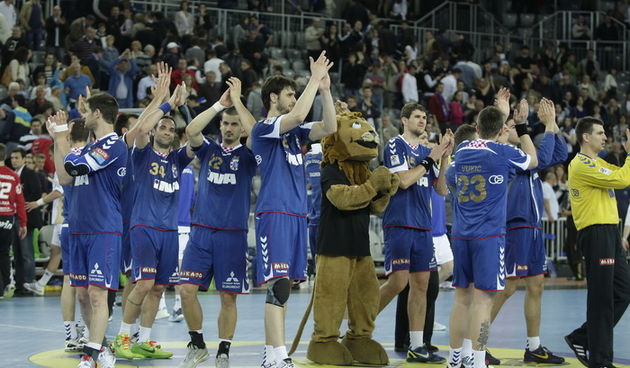 Zagreb, 210412.Dvorana Arena Zagreb.Prva utakmica cetvrtfinala EHF rukometne Lige prvaka izmedju Zagreba Croatia Osiguranja i njemackog Kiela.Na slici: Pozdrav publici igraca CO Zagreb.Foto: Nenad Dugi / CROPIX