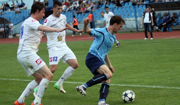 Vinkovci, 040513.
Stadion Cibalia. 
Nogometna utakmica 30. kola MAXtv 1. HNL.
Susret NK Cibalia – NK Zadar.  
Na fotografiji: Frane Vitaic (22) i Jurica Buljat.
Foto: Emica Elvedji / CROPIX