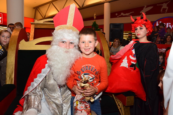 Supernova Zadar: Sveti Nikola i kamion Djeda mraza, Foto: Iva Perinčić Supernova Zadar: Sveti Nikola i kamion Djeda mraza, Foto: Iva Perinčić