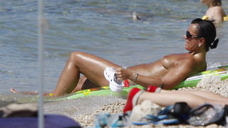 Makarska, 220810.
Dok je u SAD-u zakonom zabranjeno damama kupanje na plazi bez gornjeg dijela kostima, Hrvatska, srecom, nema takvih ogranicenja pa kupacice na makarskim plazama ponosno pruzaju podrsku borbi za jednakost spolova koju na danasnji datum p Makarska, 220810.
Dok je u SAD-u zakonom zabranjeno damama kupanje na plazi bez gornjeg dijela kostima, Hrvatska, srecom, nema takvih ogranicenja pa kupacice na makarskim plazama ponosno pruzaju podrsku borbi za jednakost spolova koju na danasnji datum p