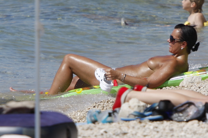 Makarska, 220810.
Dok je u SAD-u zakonom zabranjeno damama kupanje na plazi bez gornjeg dijela kostima, Hrvatska, srecom, nema takvih ogranicenja pa kupacice na makarskim plazama ponosno pruzaju podrsku borbi za jednakost spolova koju na danasnji datum p Makarska, 220810.
Dok je u SAD-u zakonom zabranjeno damama kupanje na plazi bez gornjeg dijela kostima, Hrvatska, srecom, nema takvih ogranicenja pa kupacice na makarskim plazama ponosno pruzaju podrsku borbi za jednakost spolova koju na danasnji datum p