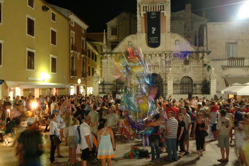 Pet Tambura na Narodnom trgu