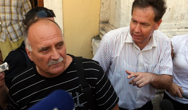 Zadar, 160610.
Press konferencija na Narodnom trgu u Zadru na kojoj su predstavnici  sindikata govorili o trenutacnoj situaciji u vezi sa prikupljanjem potpisa da vlada raspise referendum  o kolektivnim ugovorima.
Na fotografiji: Ozren Matijasevic koordin