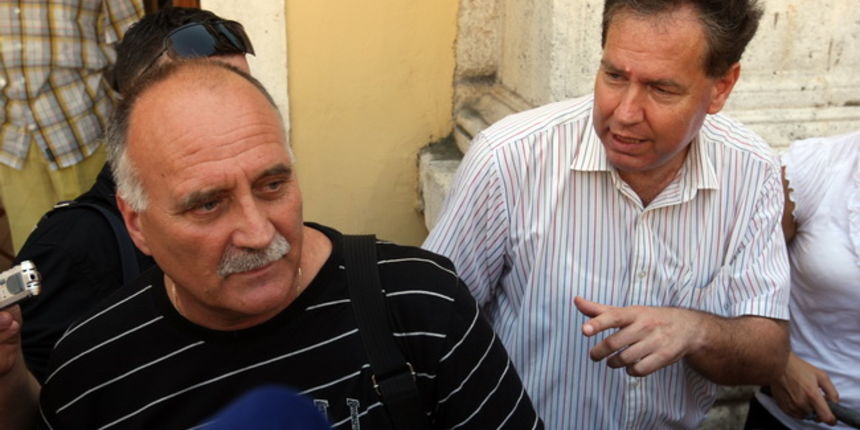 Zadar, 160610.
Press konferencija na Narodnom trgu u Zadru na kojoj su predstavnici  sindikata govorili o trenutacnoj situaciji u vezi sa prikupljanjem potpisa da vlada raspise referendum  o kolektivnim ugovorima.
Na fotografiji: Ozren Matijasevic koordin