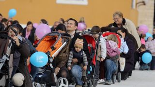 24.11.2013., Zadar – Fotograf Sime Strikoman napravio je milenijsku fotografiju okupljenih za podrzavanje inicijative U ime obitelji. Photo: Filip Brala/PIXSELL 24.11.2013., Zadar – Fotograf Sime Strikoman napravio je milenijsku fotografiju okupljenih za podrzavanje inicijative U ime obitelji. Photo: Filip Brala/PIXSELL