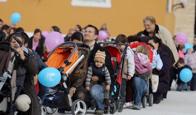 24.11.2013., Zadar – Fotograf Sime Strikoman napravio je milenijsku fotografiju okupljenih za podrzavanje inicijative U ime obitelji. Photo: Filip Brala/PIXSELL
