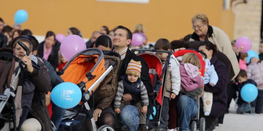 24.11.2013., Zadar – Fotograf Sime Strikoman napravio je milenijsku fotografiju okupljenih za podrzavanje inicijative U ime obitelji. Photo: Filip Brala/PIXSELL 24.11.2013., Zadar – Fotograf Sime Strikoman napravio je milenijsku fotografiju okupljenih za podrzavanje inicijative U ime obitelji. Photo: Filip Brala/PIXSELL