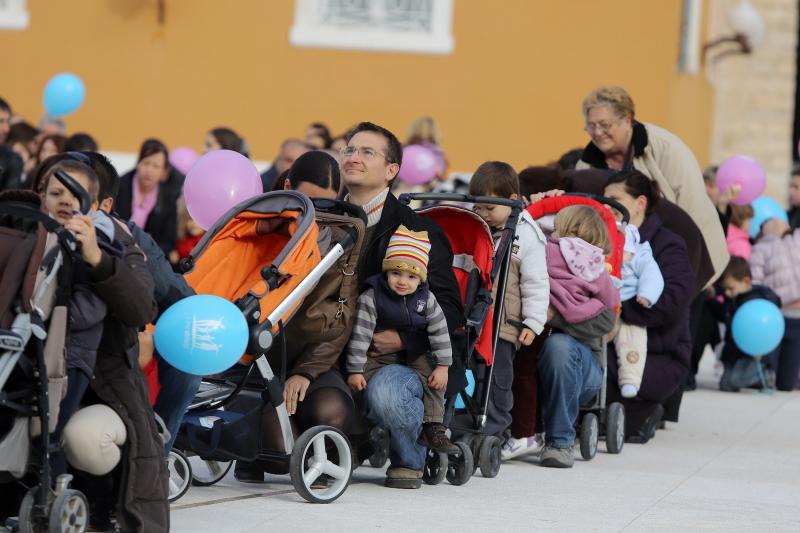 24.11.2013., Zadar – Fotograf Sime Strikoman napravio je milenijsku fotografiju okupljenih za podrzavanje inicijative U ime obitelji. Photo: Filip Brala/PIXSELL 24.11.2013., Zadar – Fotograf Sime Strikoman napravio je milenijsku fotografiju okupljenih za podrzavanje inicijative U ime obitelji. Photo: Filip Brala/PIXSELL