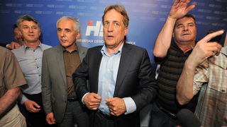 Zadar, 190513.
Lokalni izbori 2013.
Stozer HDZ-a.
HDZ slavi pobjedu na lokalnim izborima. Prema nesluzbenim rezultatima pobijedili su u utrci za zupanijsku skupstinu, gradsko vijece, stari novi zupan Stipe Zrilic je takodjer premocno pobijedio, a Bozidar Zadar, 190513.
Lokalni izbori 2013.
Stozer HDZ-a.
HDZ slavi pobjedu na lokalnim izborima. Prema nesluzbenim rezultatima pobijedili su u utrci za zupanijsku skupstinu, gradsko vijece, stari novi zupan Stipe Zrilic je takodjer premocno pobijedio, a Bozidar