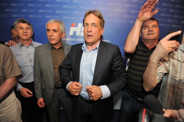 Zadar, 190513.
Lokalni izbori 2013.
Stozer HDZ-a.
HDZ slavi pobjedu na lokalnim izborima. Prema nesluzbenim rezultatima pobijedili su u utrci za zupanijsku skupstinu, gradsko vijece, stari novi zupan Stipe Zrilic je takodjer premocno pobijedio, a Bozidar Zadar, 190513.
Lokalni izbori 2013.
Stozer HDZ-a.
HDZ slavi pobjedu na lokalnim izborima. Prema nesluzbenim rezultatima pobijedili su u utrci za zupanijsku skupstinu, gradsko vijece, stari novi zupan Stipe Zrilic je takodjer premocno pobijedio, a Bozidar