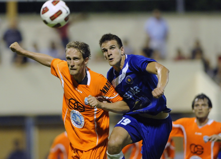 Sibenik, 200811.
Susret 5. kola 1. HNL izmedju Sibenika i Zadra.
Na slici: narancasti Sibenik Marko Kartelo i plavi Zadar Ivan Santini.
Foto: Paun Paunovic  / CROPIX