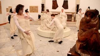 Glazbeno-plesni performans “Ona koja nosi”, foto: Iva Perinčić Glazbeno-plesni performans “Ona koja nosi”, foto: Iva Perinčić