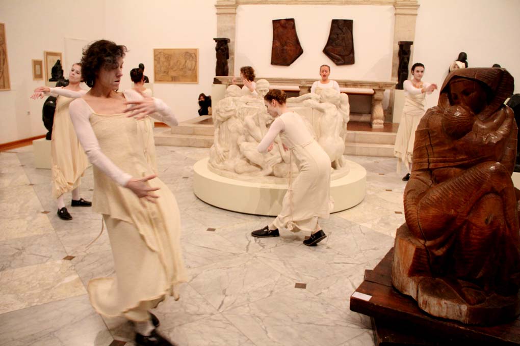 Glazbeno-plesni performans “Ona koja nosi”, foto: Iva Perinčić Glazbeno-plesni performans “Ona koja nosi”, foto: Iva Perinčić